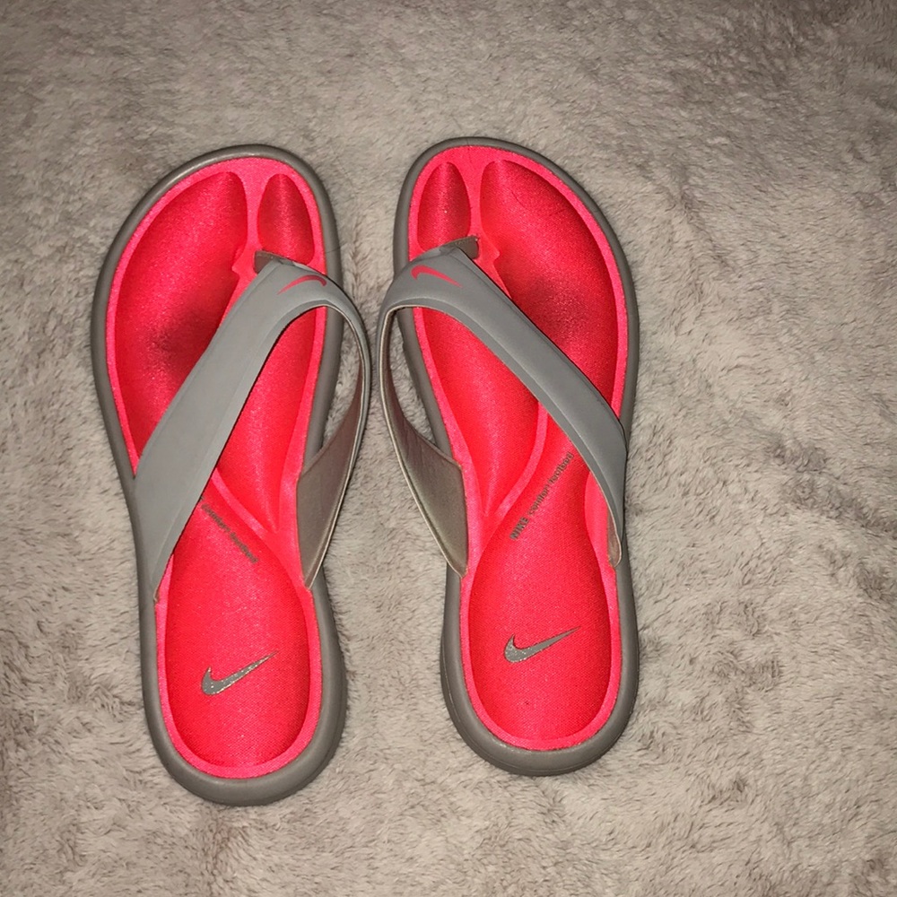 NIKE flip flops